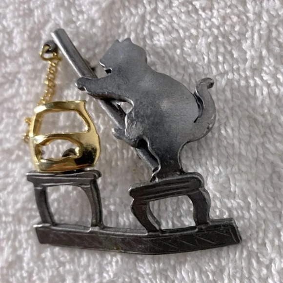 Vintage Grey Metal With Gold Accents Fishing Cat Pin  Brooch - Picture 5 of 9
